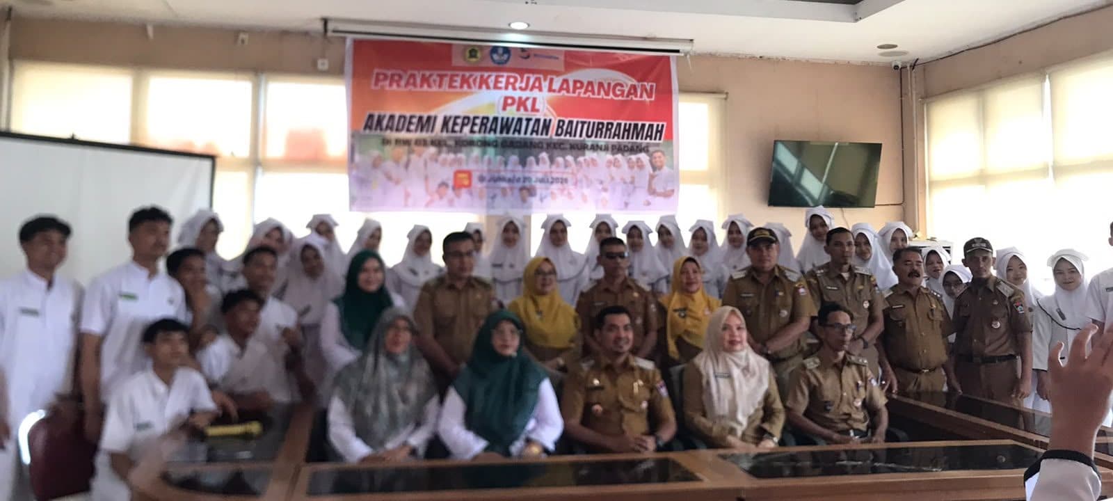 Serah Terima Mahasiswa Tingkat III AKPER Baiturrahmah Padang untuk Praktik Kerja Lapangan di Kelurahan Korong Gadang